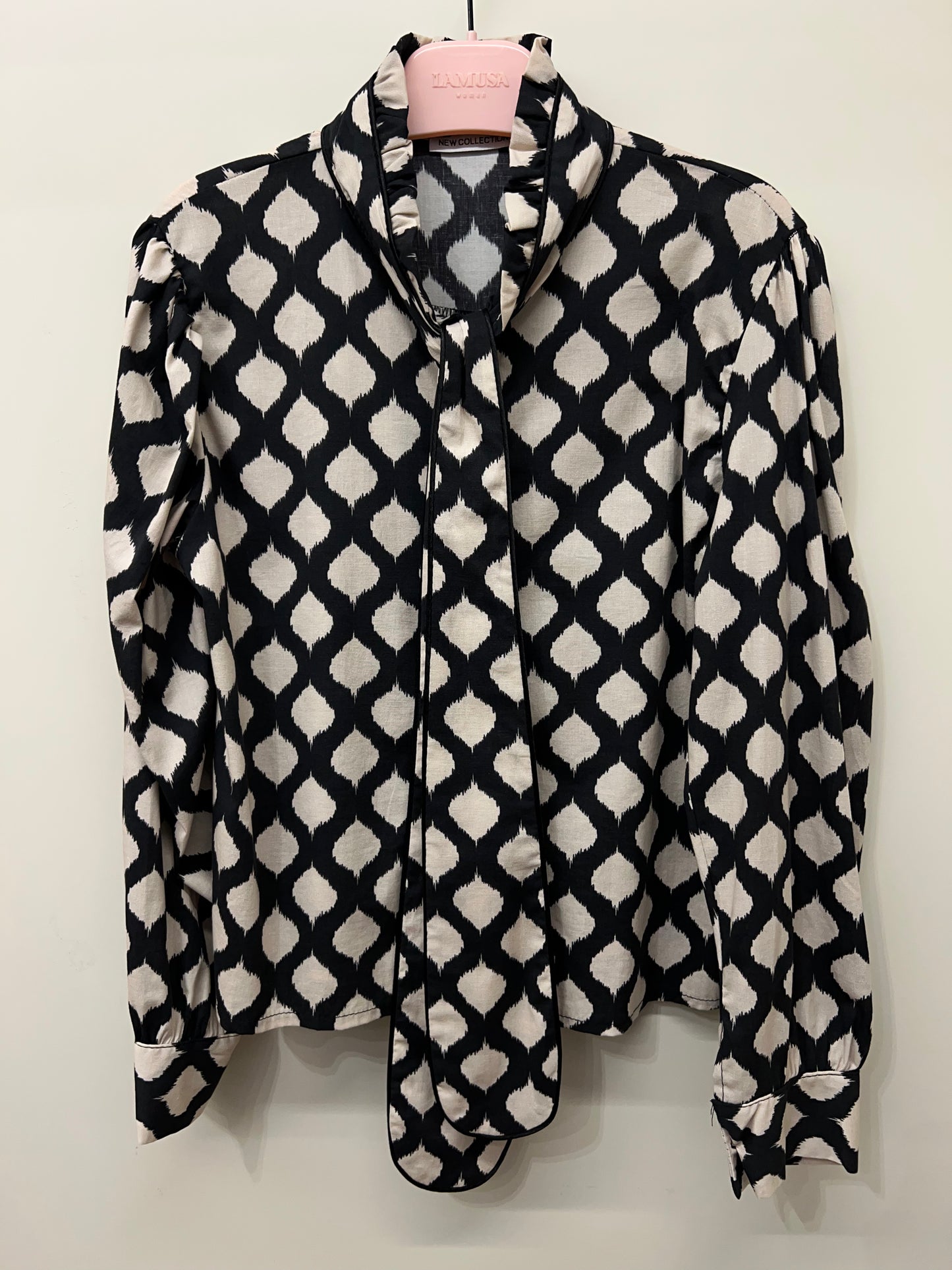 Camisa estampada con detalle de lazo en el cuello