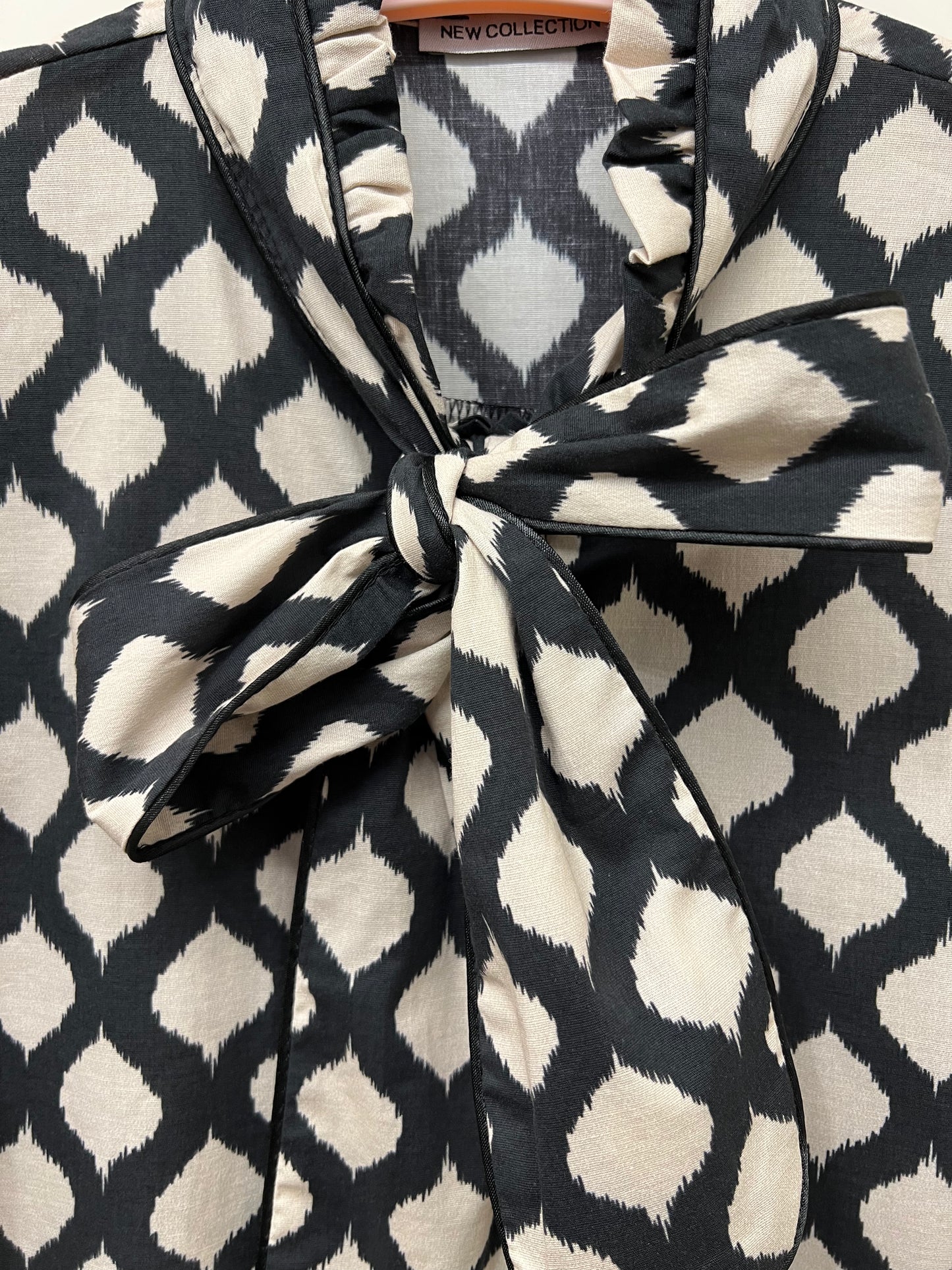 Camisa estampada con detalle de lazo en el cuello
