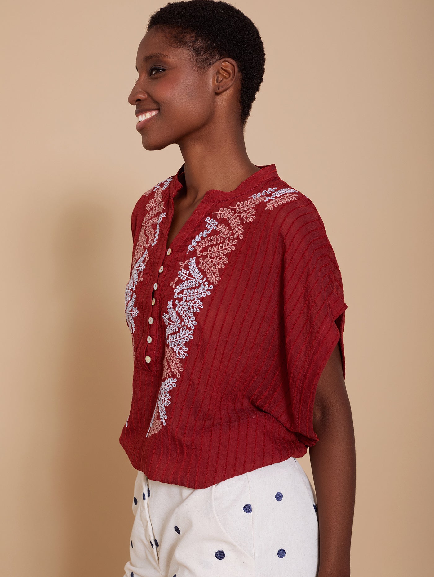 Blusa semi transparente bordada