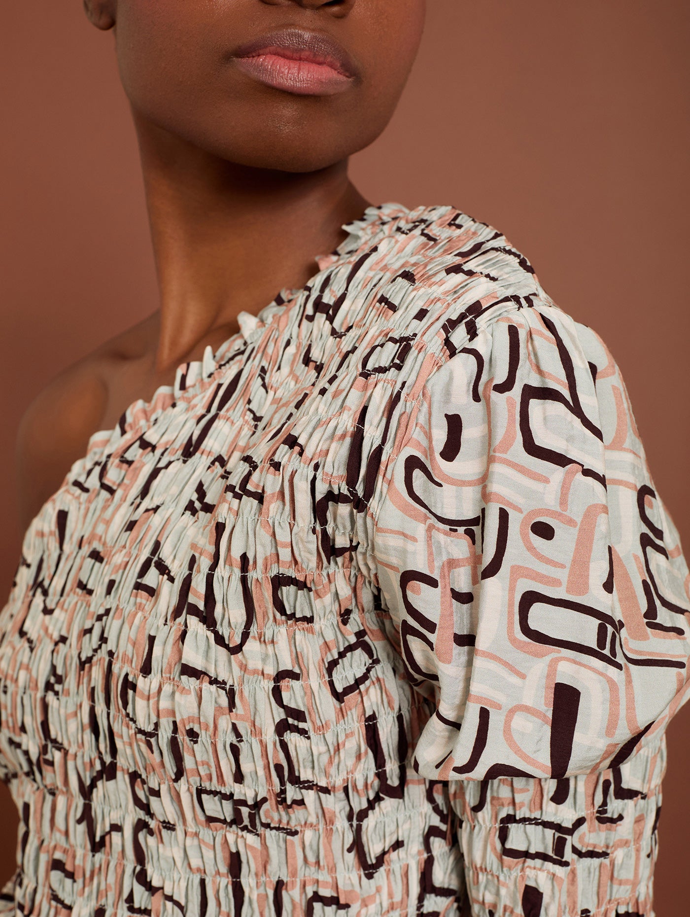 Blusa asimetrica estampada