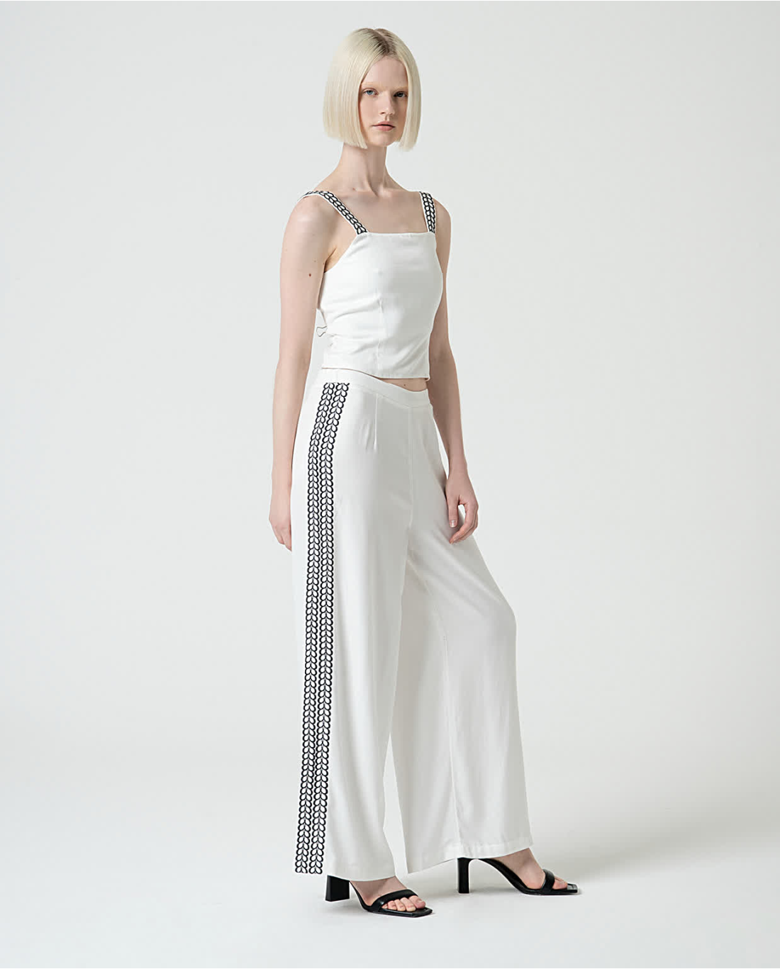 Pantalón wide leg con bordados