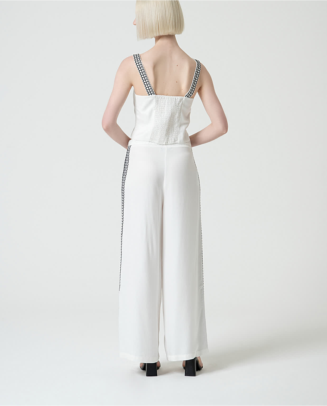 Pantalón wide leg con bordados