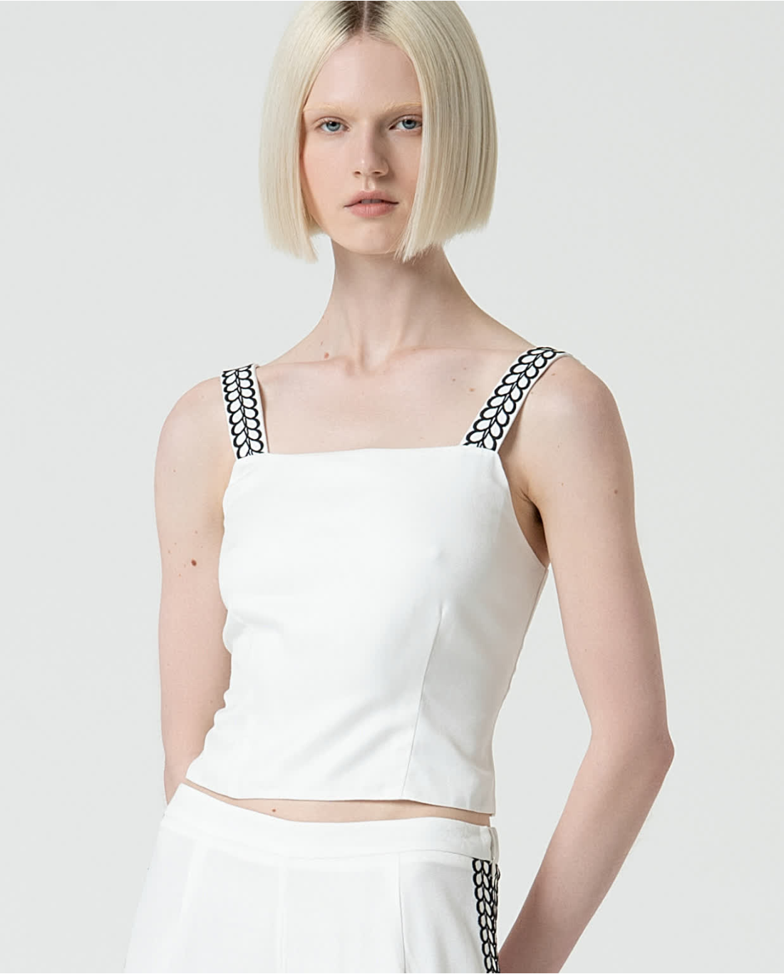 Top crop con tirantes bordados