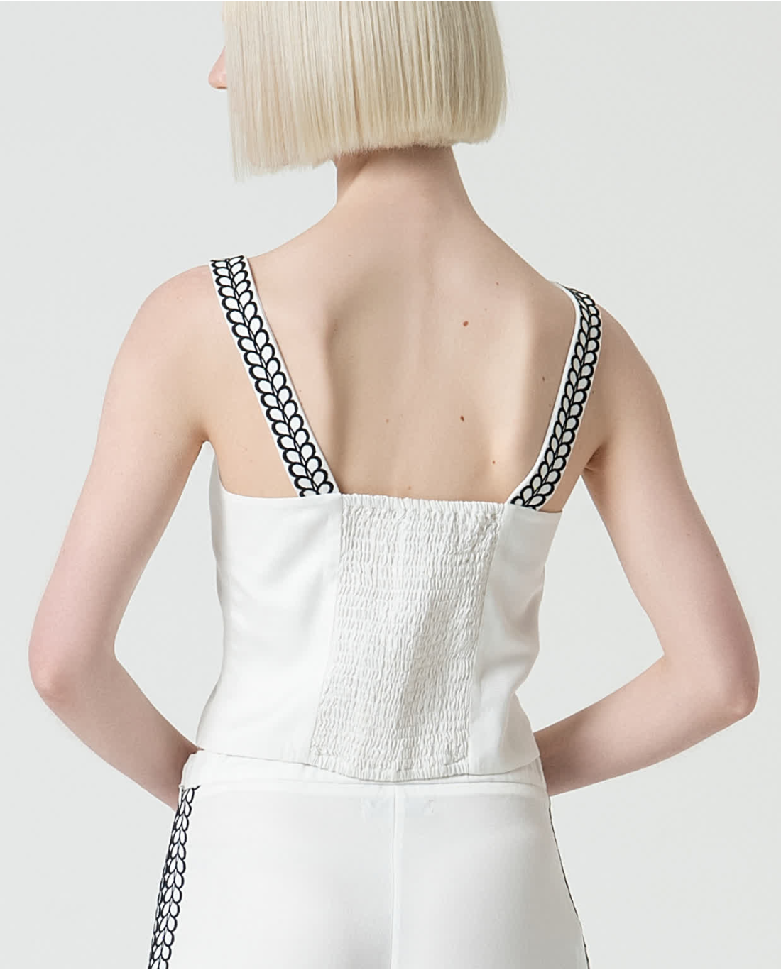 Top crop con tirantes bordados